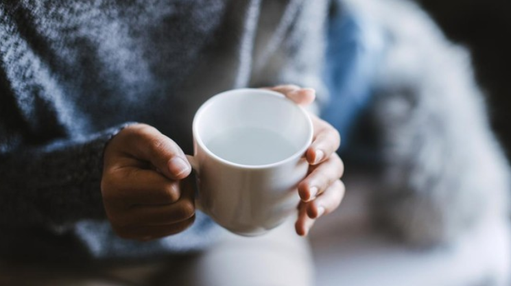 Minum Air Hangat Bisa Menghancurkan Lemak Perut, Benarkah?