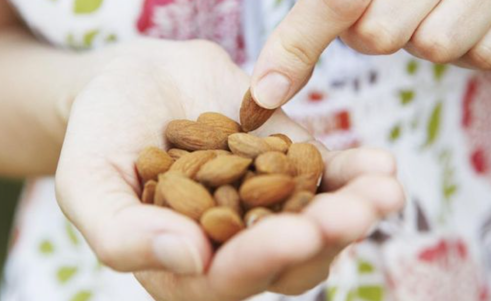 Almond atau Kacang Mete, Mana yang Lebih Baik buat Diet?