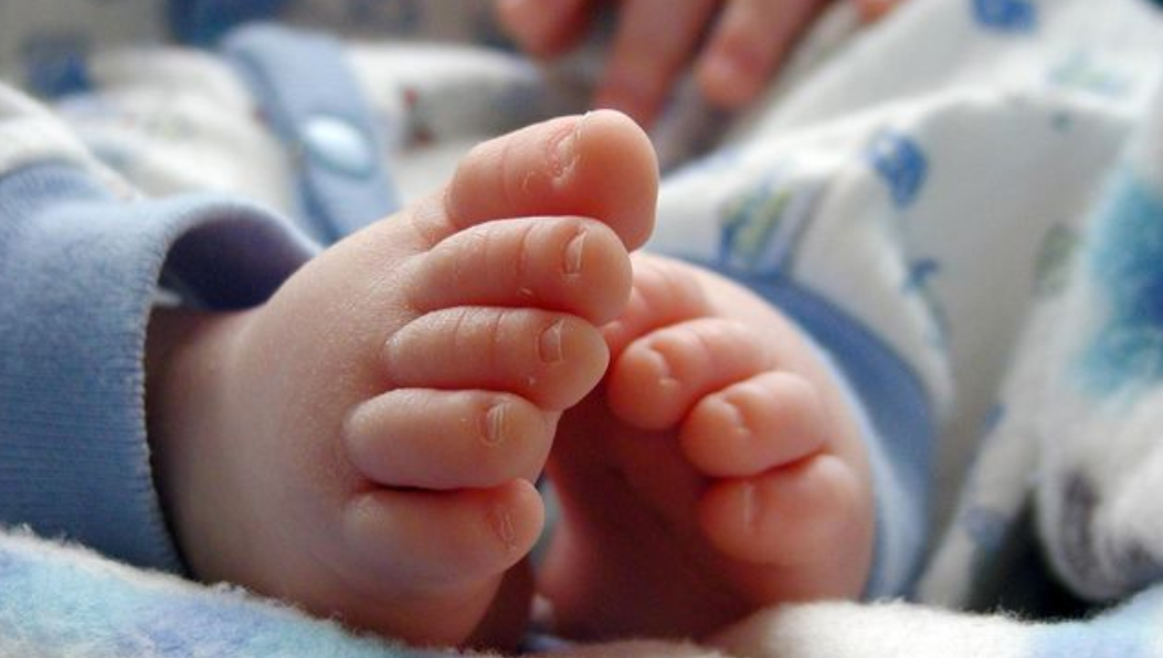 Lahir di Tengah Penerbangan, Seorang Bayi Gratis Terbang 90 Kali