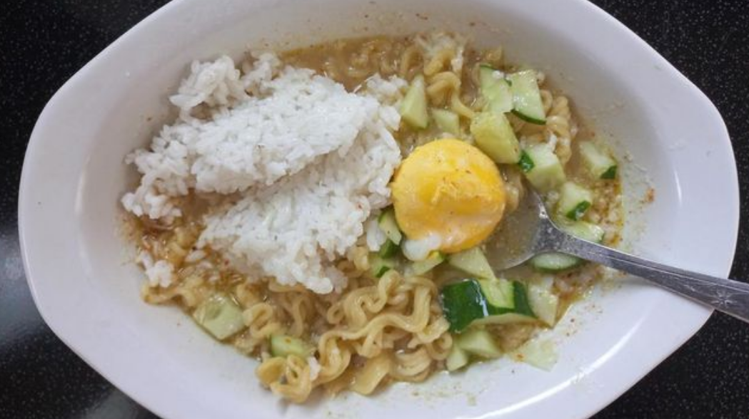 Masih Sering Makan Mi Instan Pakai Nasi? Ini Risikonya ke Tubuh Kamu