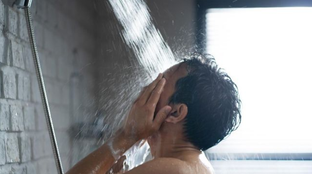 Lebih Baik Mandi Malam atau Pagi Hari?