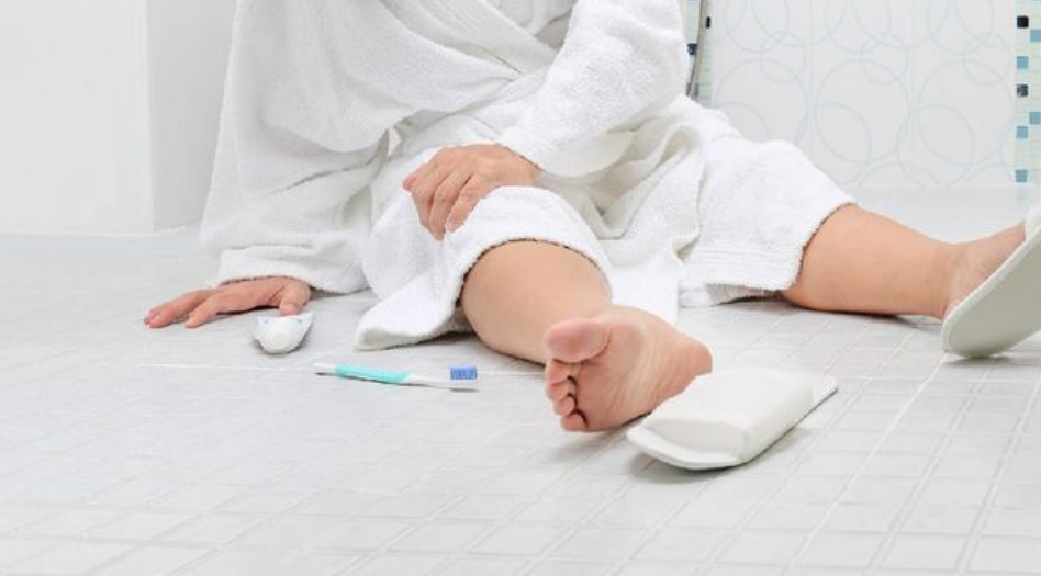 Waspadai Penyebab Jatuh di Kamar Mandi yang Bisa Berakibat Fatal